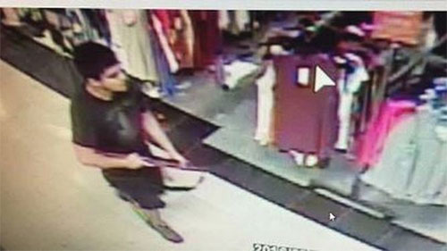 La imagen del hombre armado fue captada por una cámara de vigilancia Tiroteo con muertos en el centro comercial Cascade